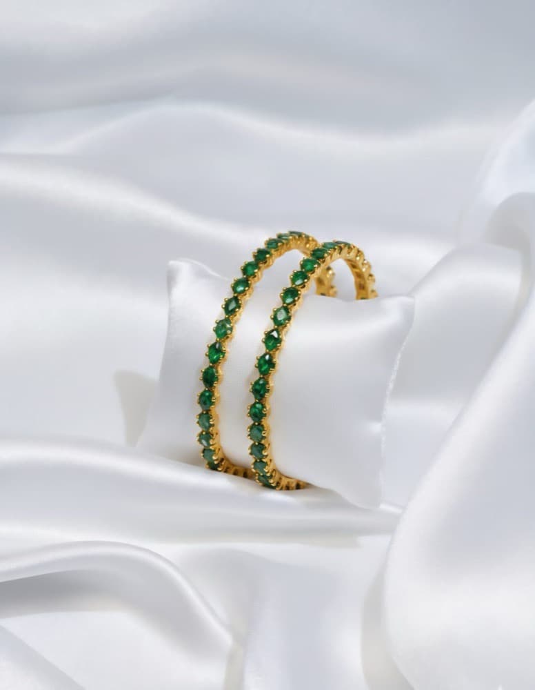 Emerald Green Diamond-Shape Stone Flexible Bangle – Anti-Tarnish Gold Finish, photographed against a plain background