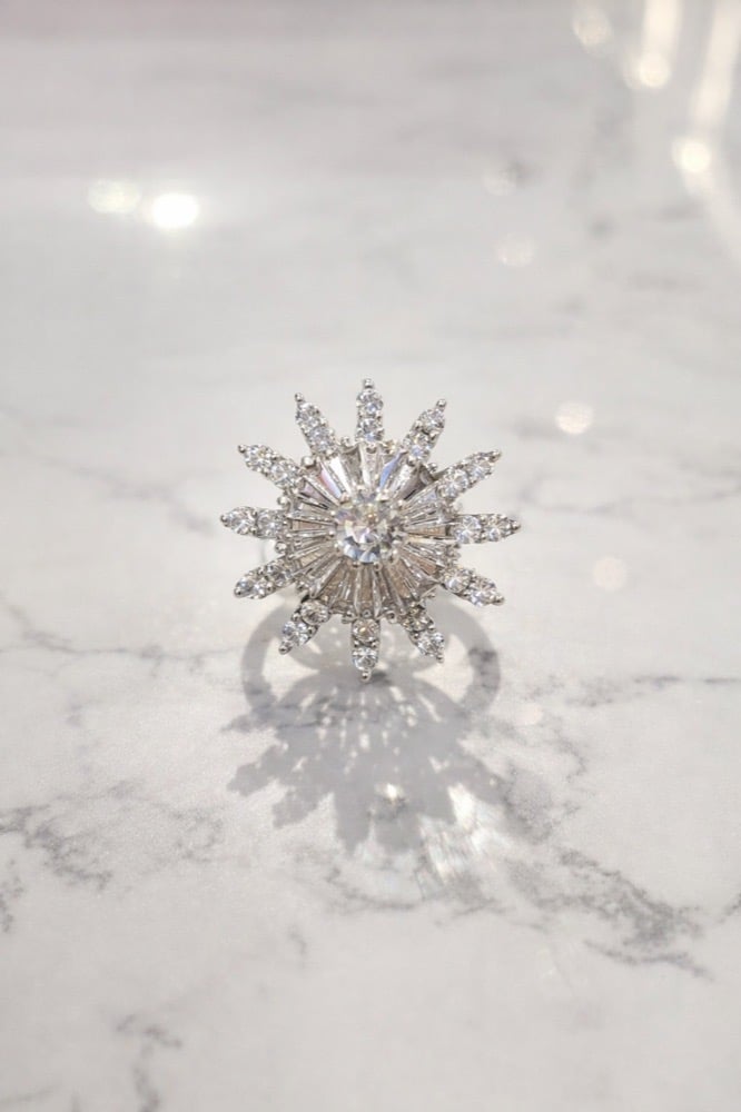 High-gloss starburst zircon ring with an anti-tarnish finish