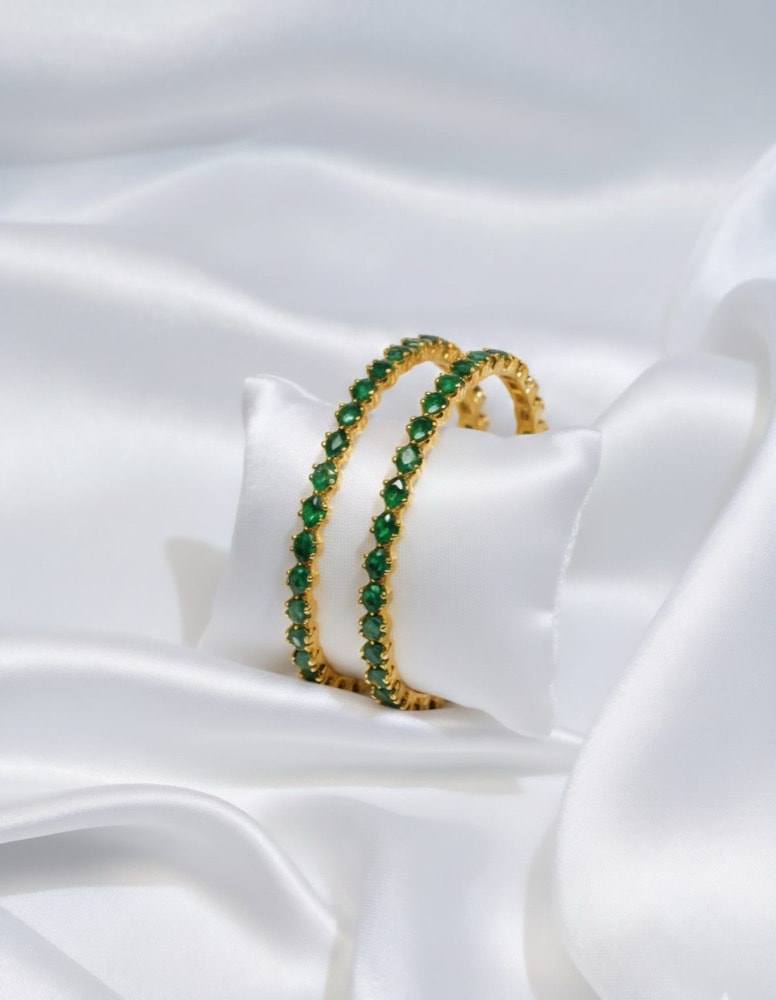 Emerald Green Diamond-Shape Stone Flexible Bangle – Anti-Tarnish Gold Finish, photographed against a plain background